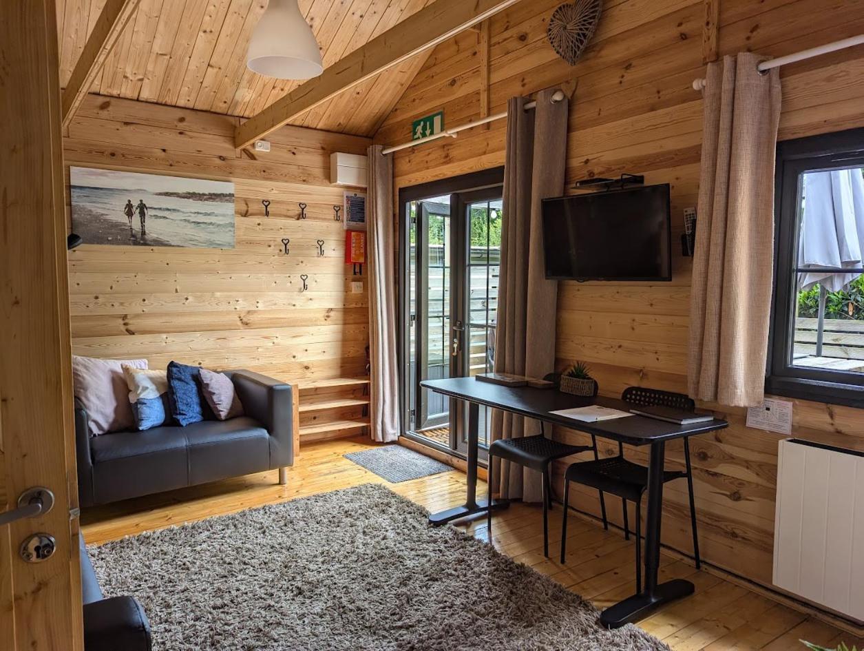 'Monktonmead Lodge' In Secluded Setting, With Private Indoor Pool. 赖德 外观 照片